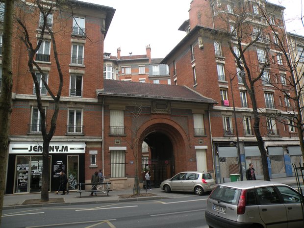  imeuble pittoresque en briques, avec porche, 116 rue de Tolbiac